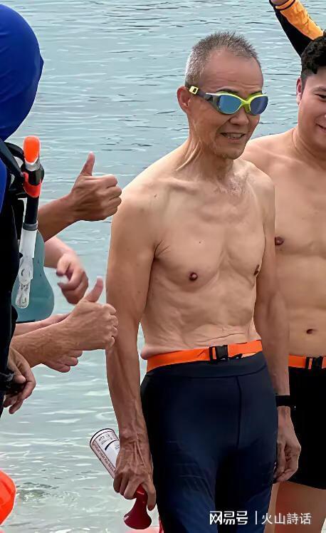 九游-王石真的老了!突然现身大梅沙,他赤裸着上半身,贴着胰岛素针头