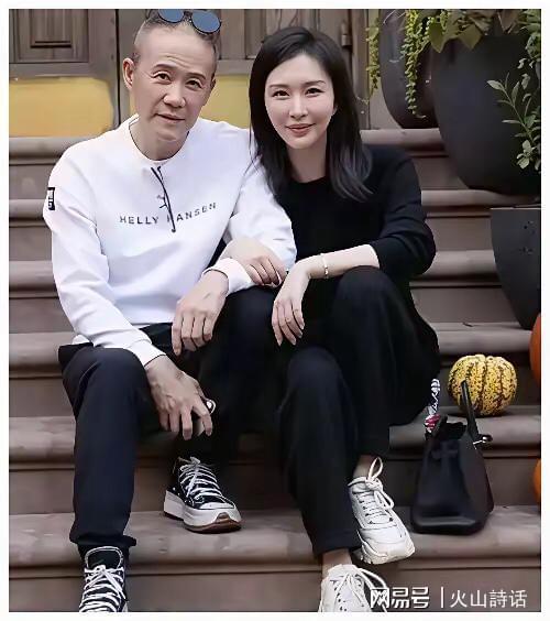 九游-王石真的老了!突然现身大梅沙,他赤裸着上半身,贴着胰岛素针头