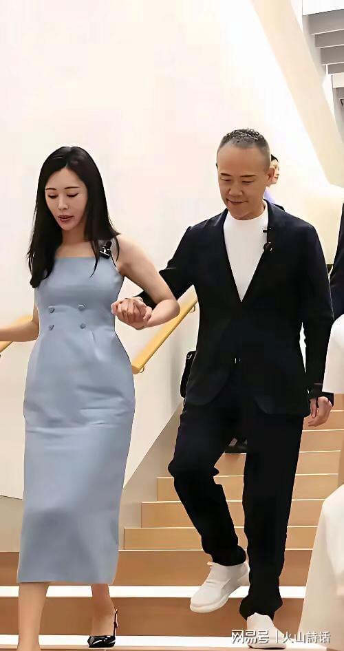 九游-王石真的老了!突然现身大梅沙,他赤裸着上半身,贴着胰岛素针头