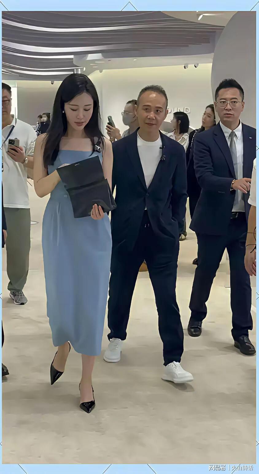 九游-王石真的老了!突然现身大梅沙,他赤裸着上半身,贴着胰岛素针头